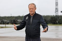 Премьер Польши вступился за попавших ракетой в дом военных