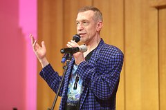 Критик призвал не пускать на сцену двух российских певиц