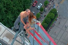 Реклама бренда Diesel с целующимися российскими руферами вызвала споры в сети