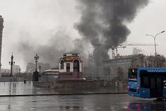 Элитная стройка загорелась неподалеку от храма Христа Спасителя в центре Москвы