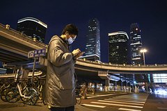 Одна из крупнейших экономик мира столкнулась с падением зарплат