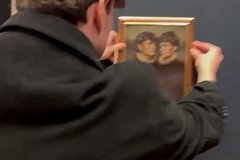 Пранкеры повесили в Лувре свой портрет рядом с Моной Лизой