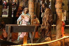 Сбежавший преступник притворился статуей, спрятался в вертепе и попался из-за мэра