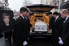 Веру Алентову похоронили рядом с ее мужем Владимиром Меньшовым